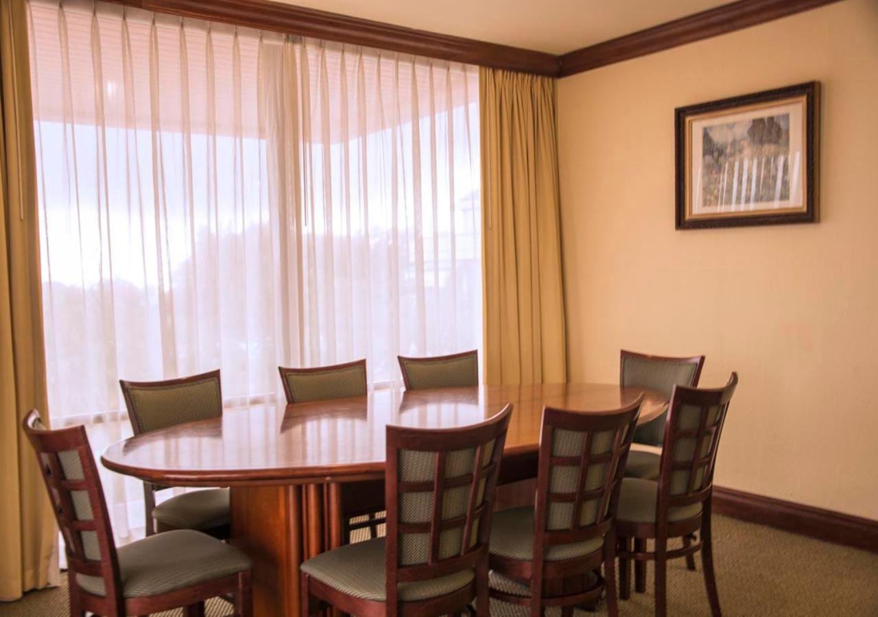 Wyndham San Jose Herradura Luaran gambar A typical dining room