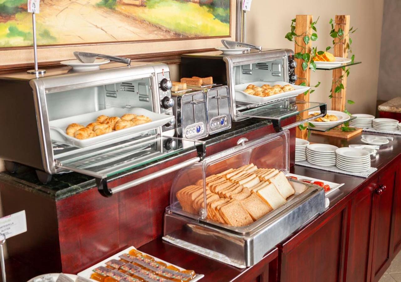 Wyndham San Jose Herradura Luaran gambar A buffet