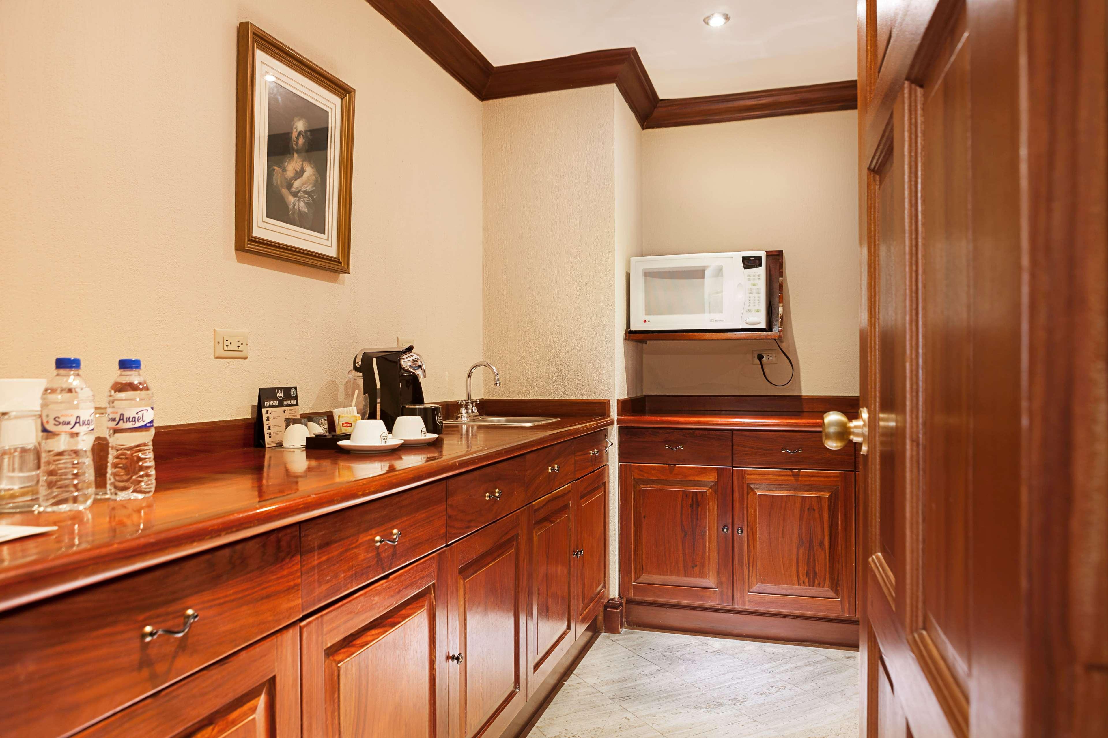 Wyndham San Jose Herradura Luaran gambar A kitchenette in a hotel room