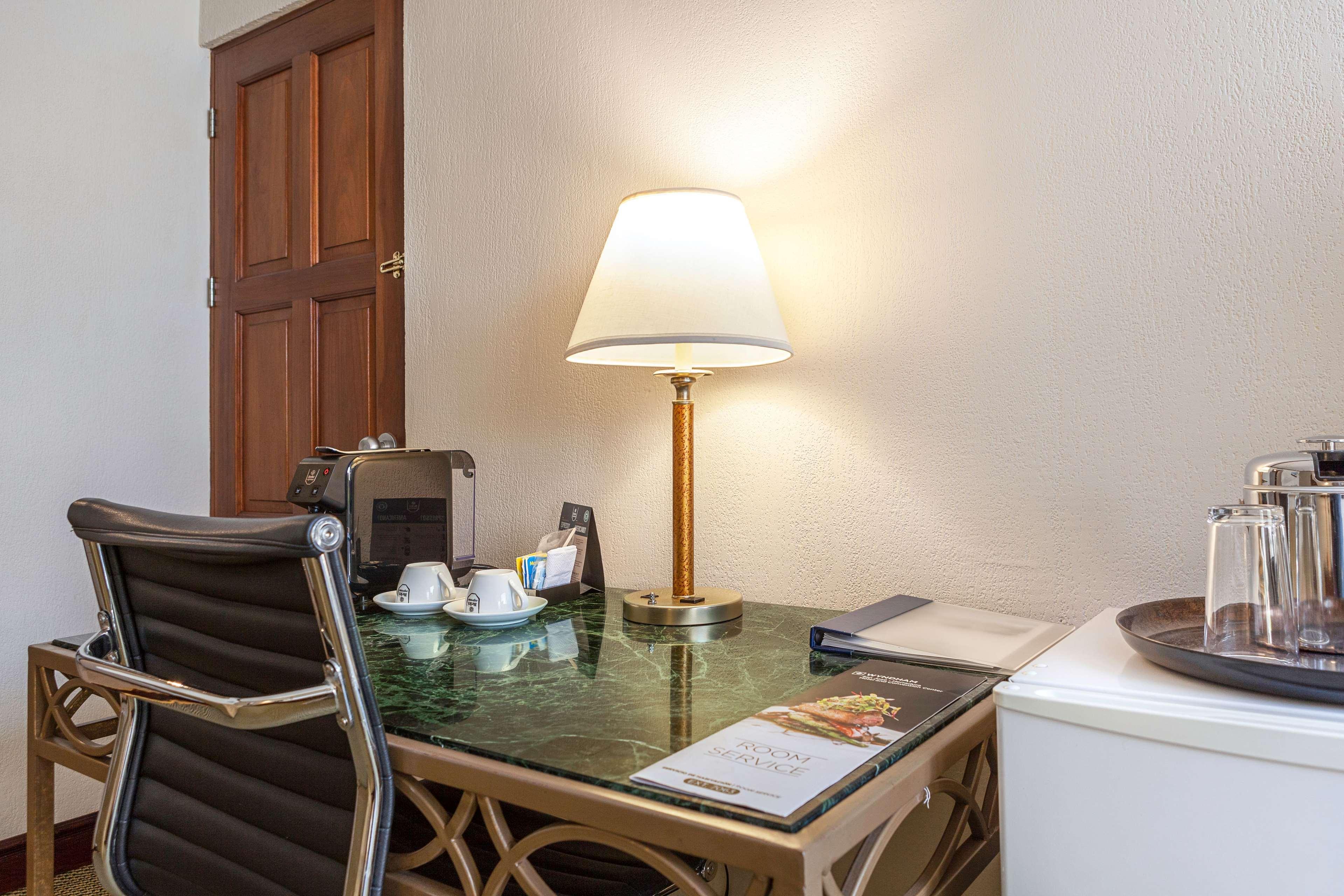 Wyndham San Jose Herradura Luaran gambar A table lamp