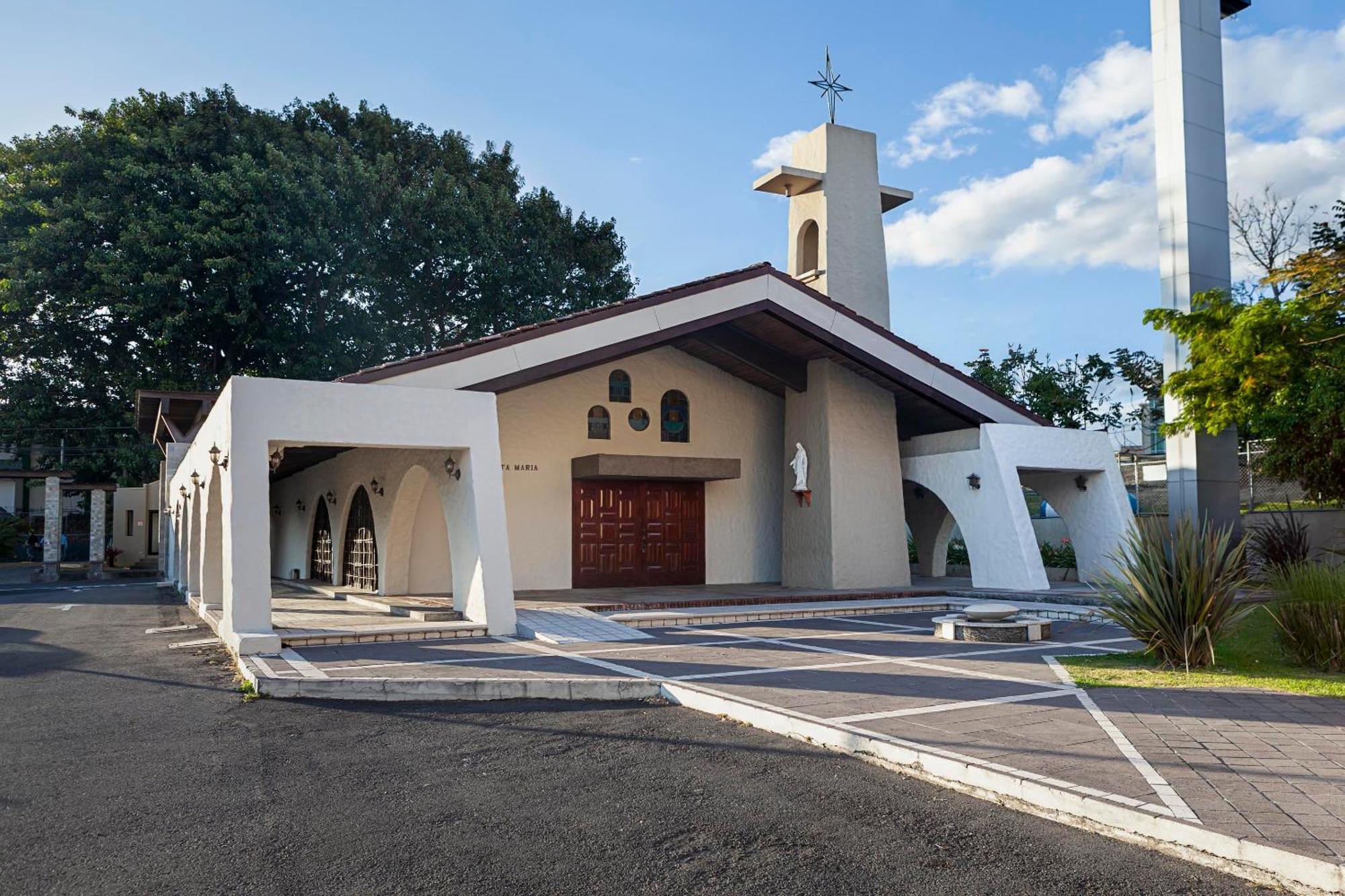 Wyndham San Jose Herradura Luaran gambar The church of the town