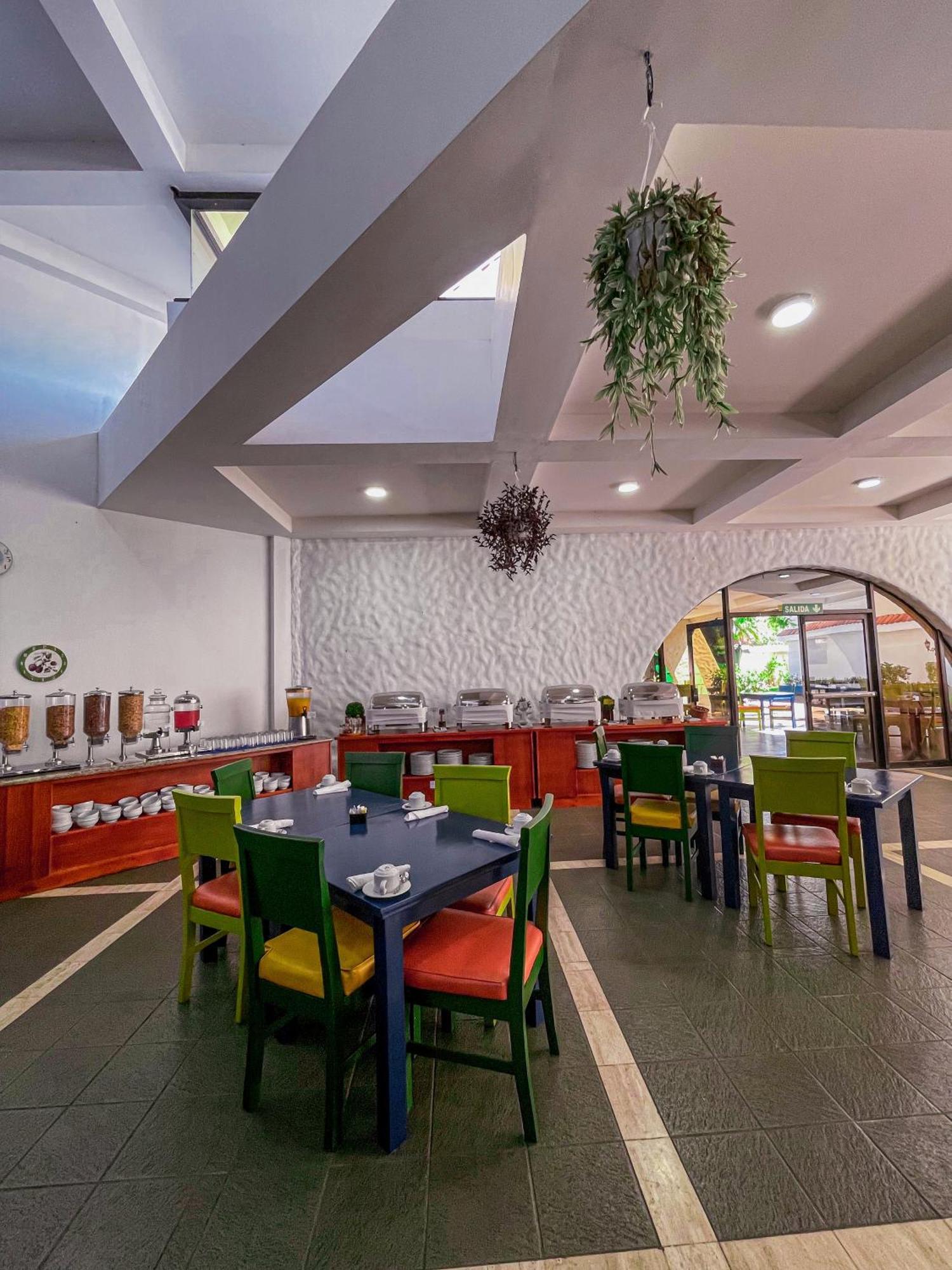 Wyndham San Jose Herradura Luaran gambar The restaurant at the hotel