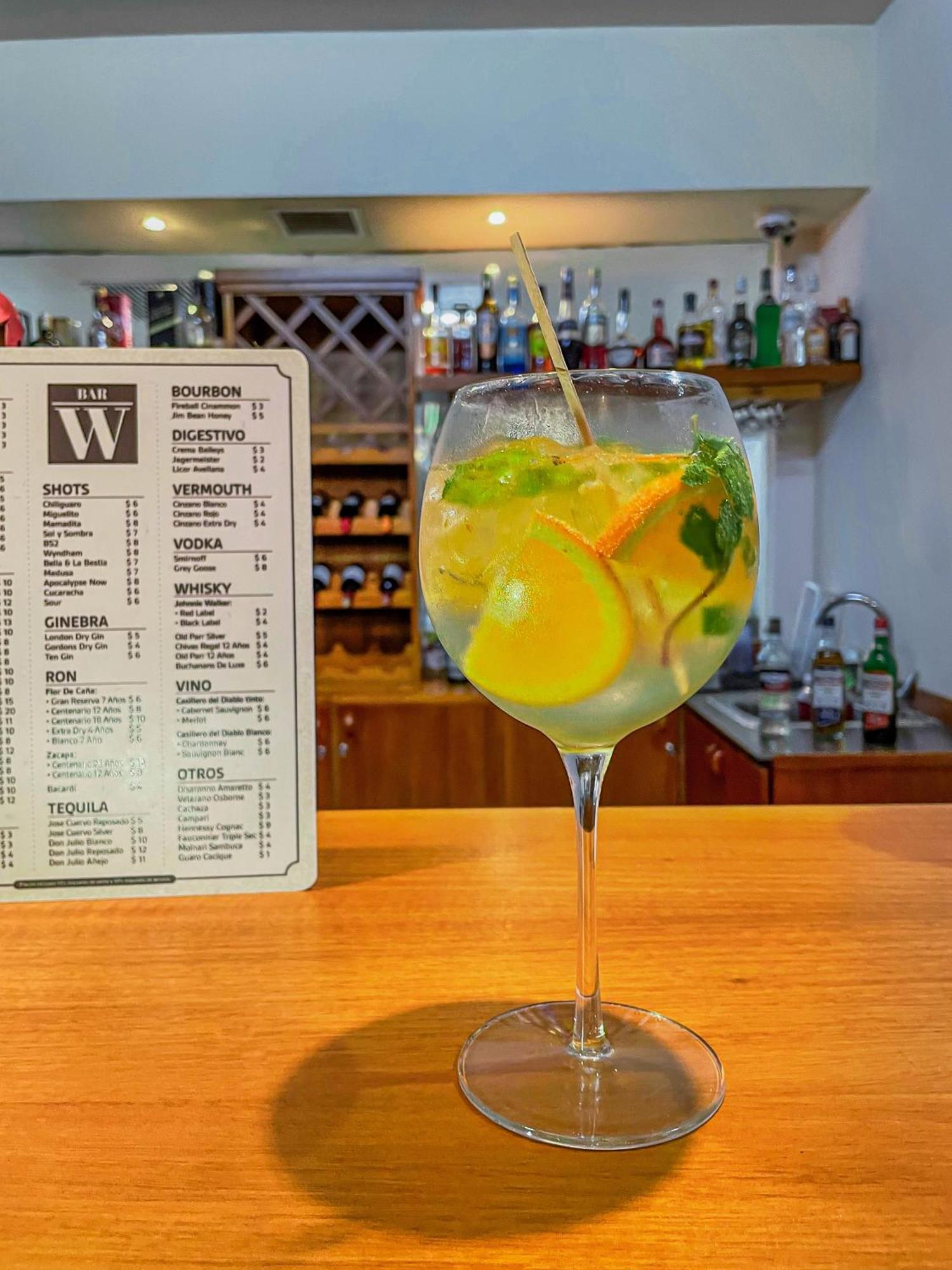 Wyndham San Jose Herradura Luaran gambar A gin and tonic with orange and lime