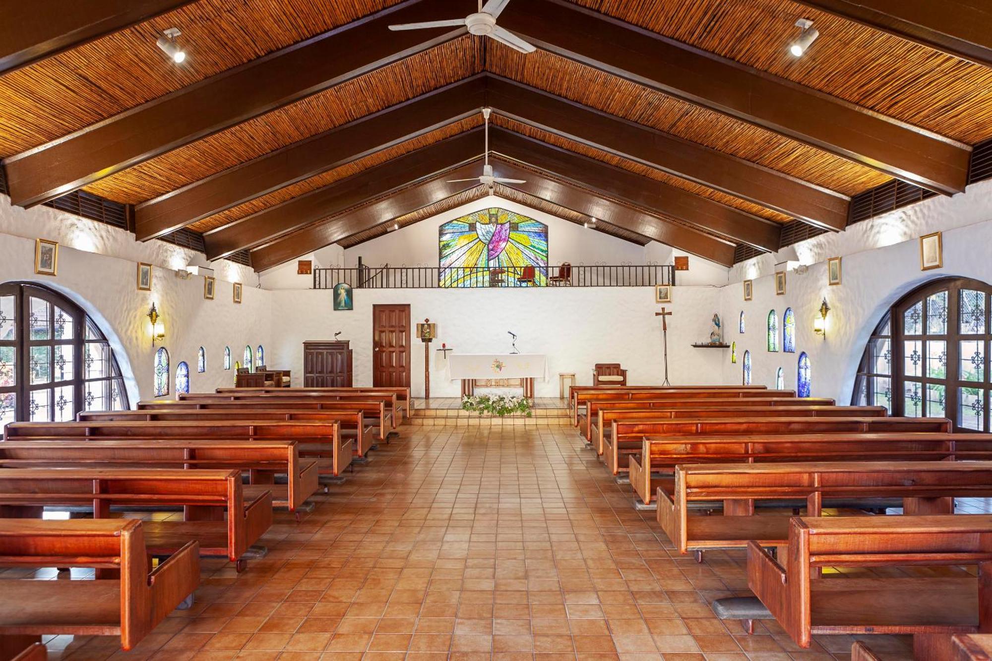 Wyndham San Jose Herradura Luaran gambar Interior of the church