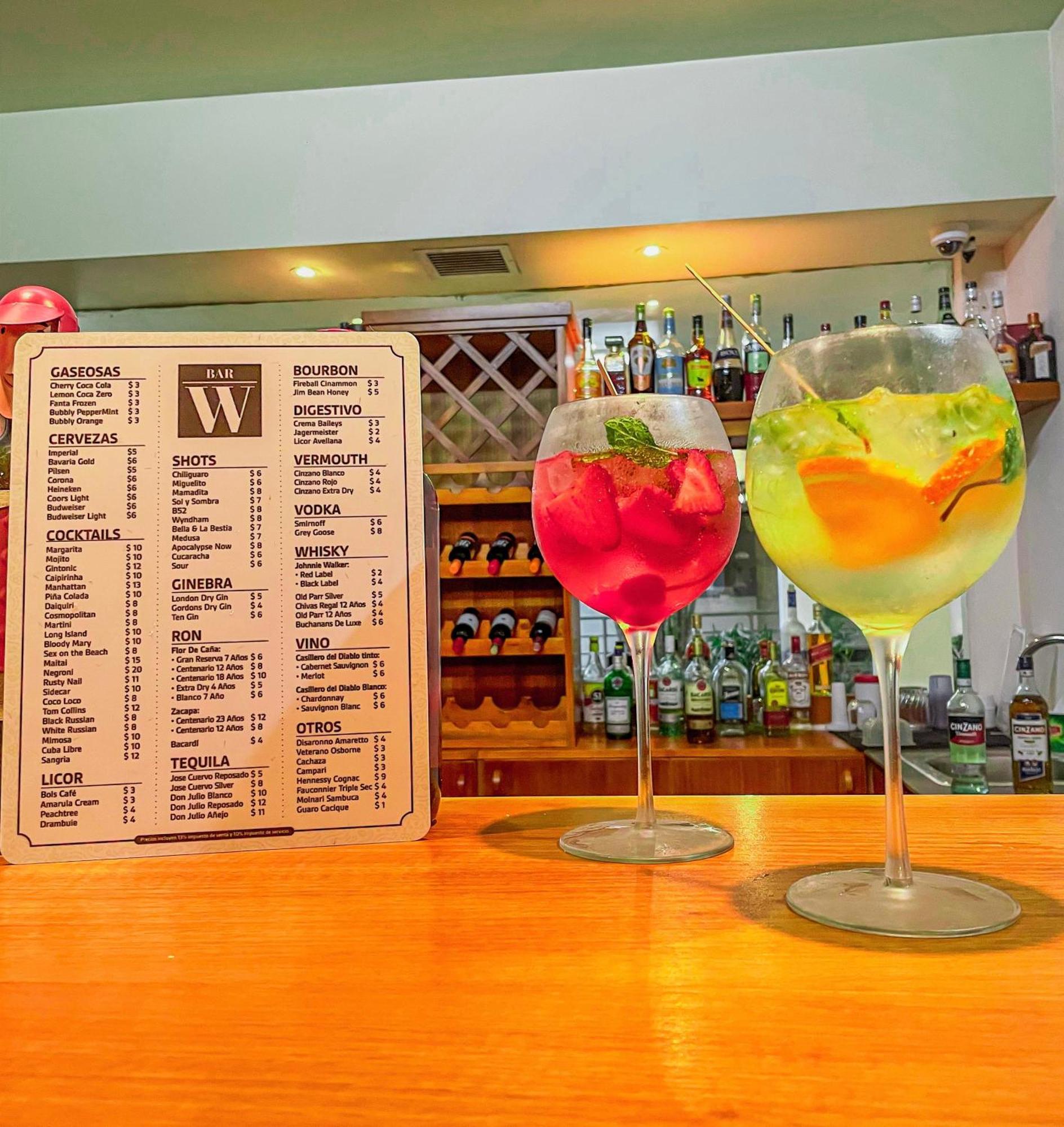 Wyndham San Jose Herradura Luaran gambar A gin and tonic (left) and a strawberry and lime gin and tonic (right)