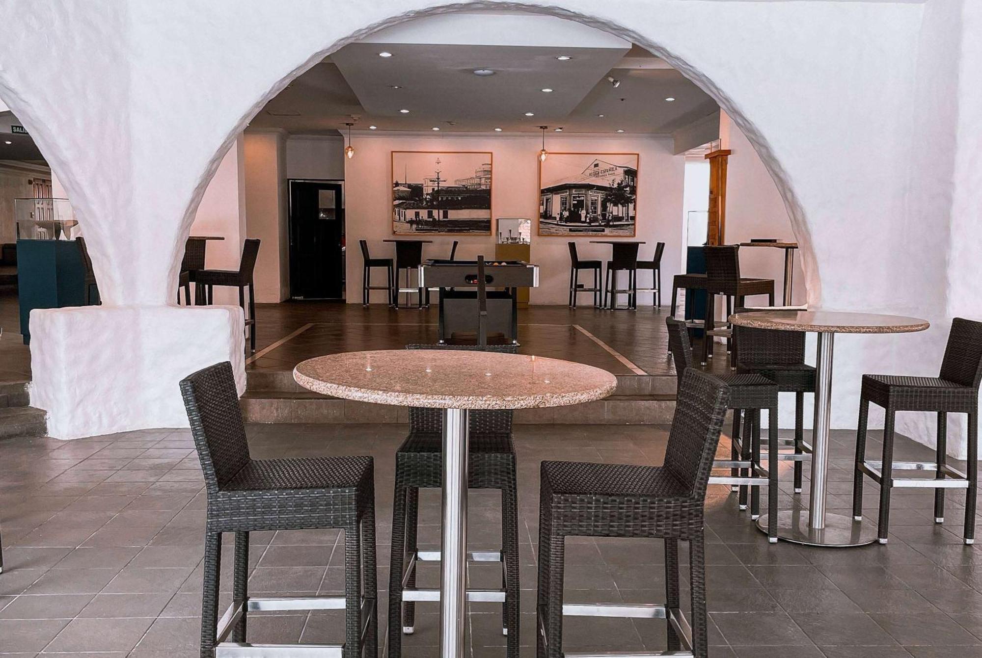 Wyndham San Jose Herradura Luaran gambar The lounge at the airport