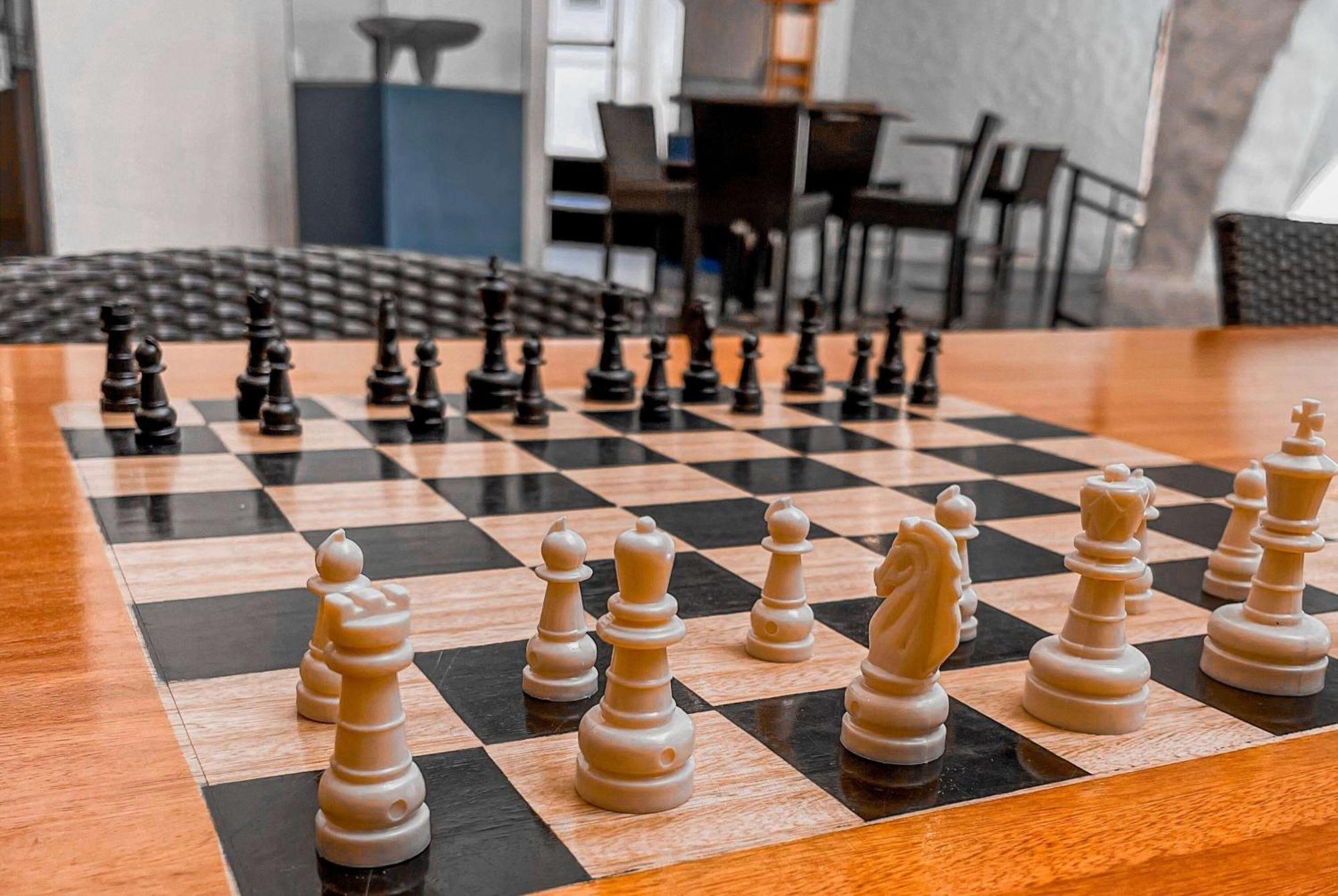 Wyndham San Jose Herradura Luaran gambar Chess at the library