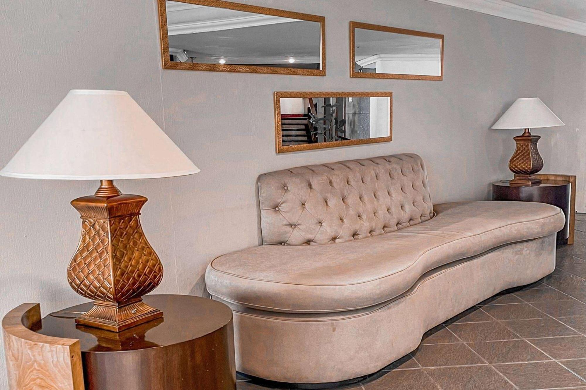 Wyndham San Jose Herradura Luaran gambar A settee