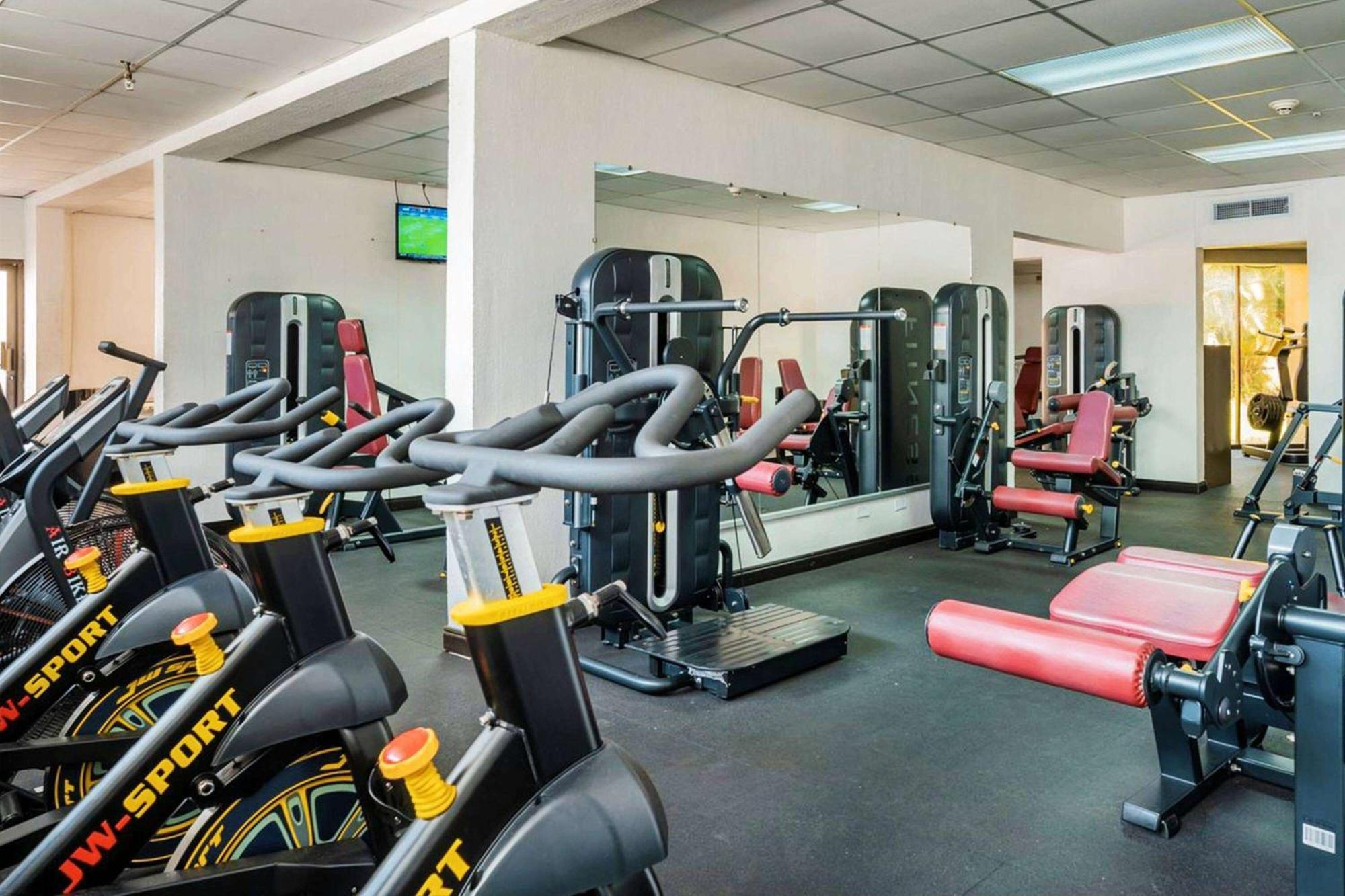 Wyndham San Jose Herradura Luaran gambar The gym at the hotel