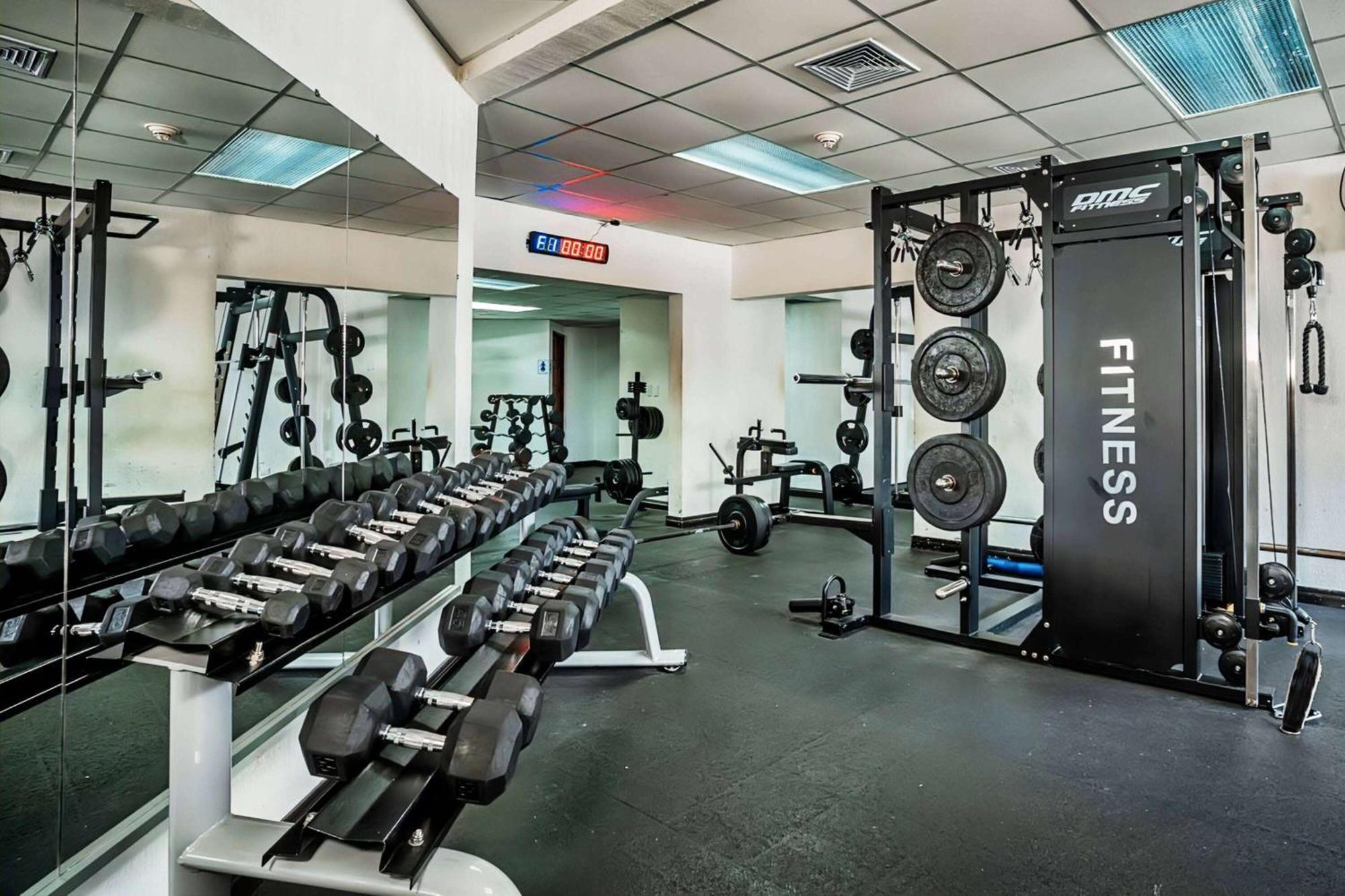 Wyndham San Jose Herradura Luaran gambar A typical gym