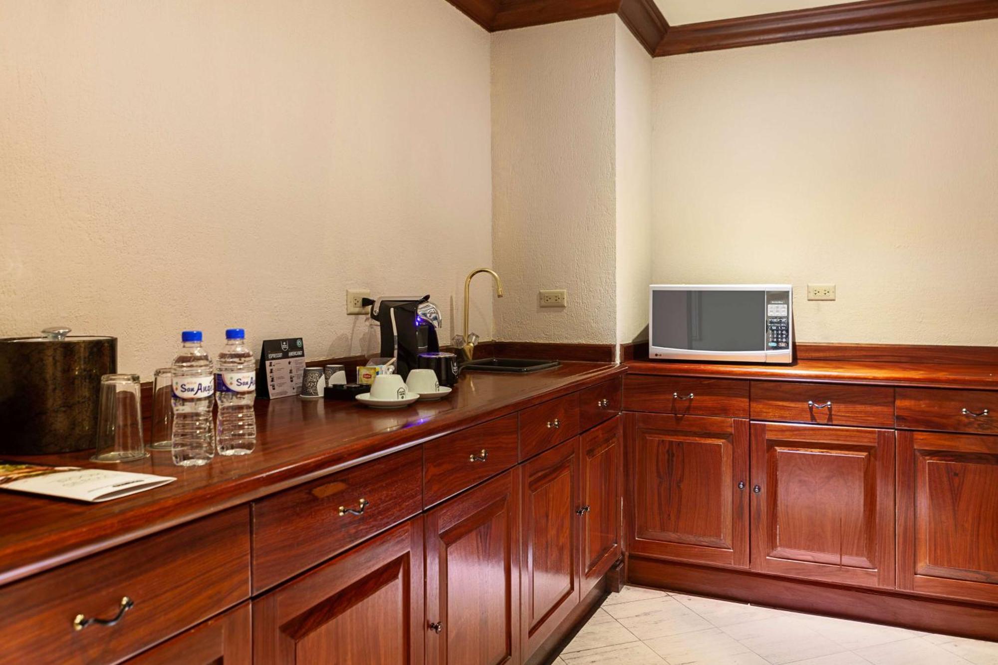 Wyndham San Jose Herradura Luaran gambar A wet bar in a hotel room