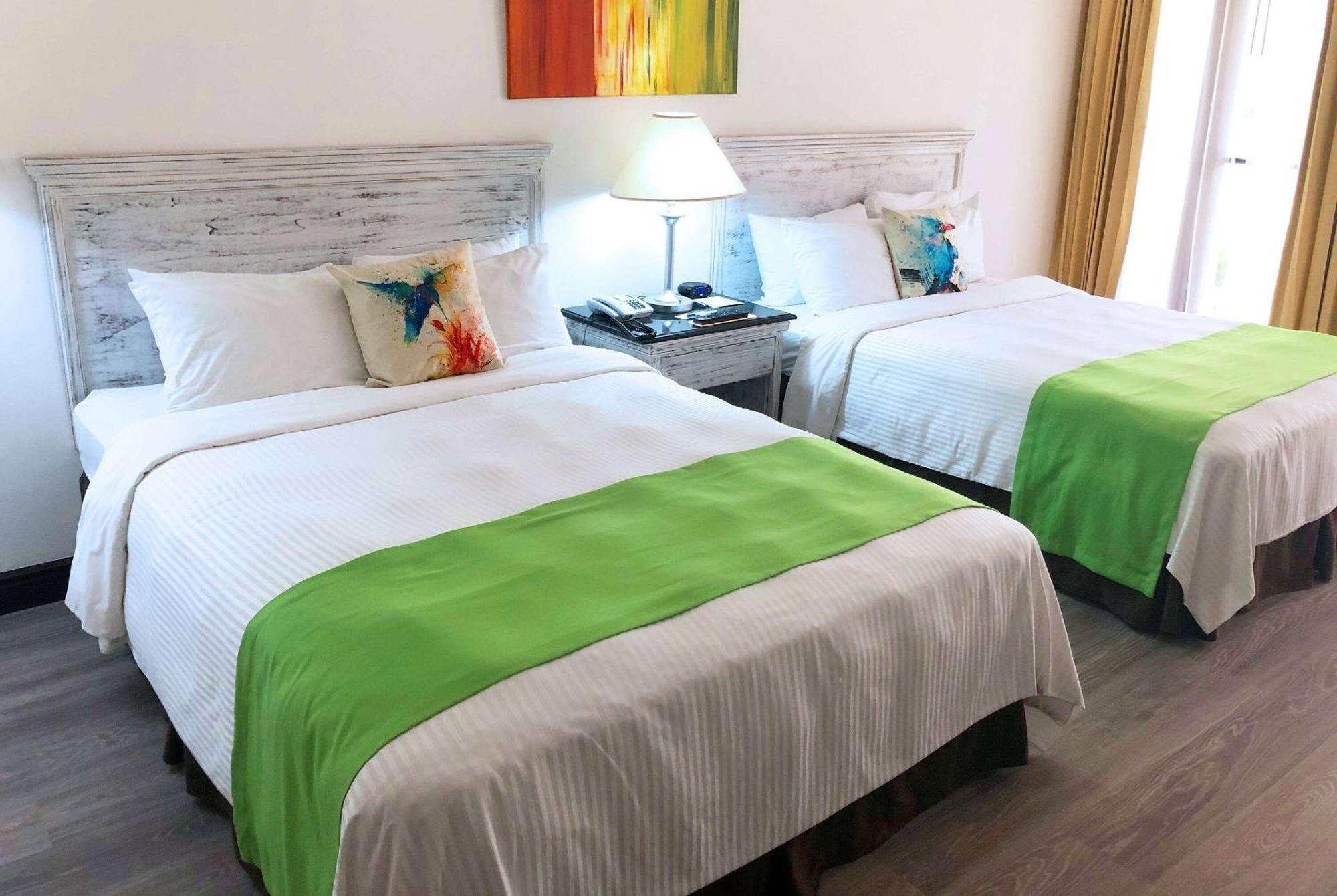 Wyndham San Jose Herradura Luaran gambar A bed runner
